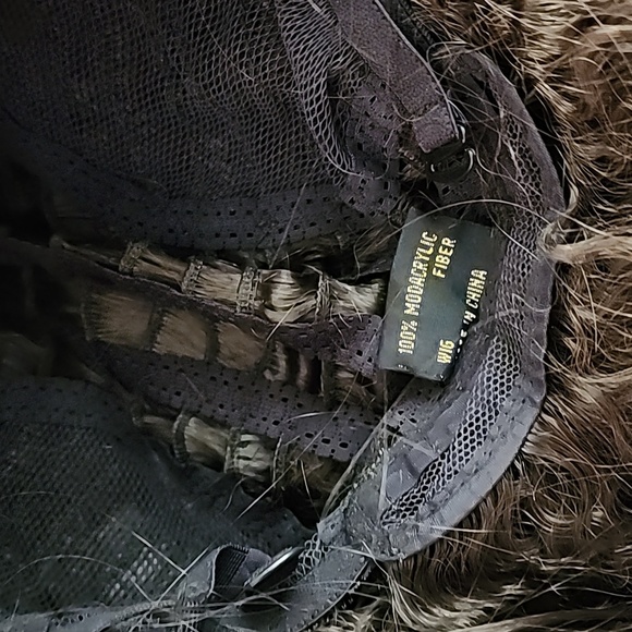 Brown wig for Halloween costume - Picture 5 of 5